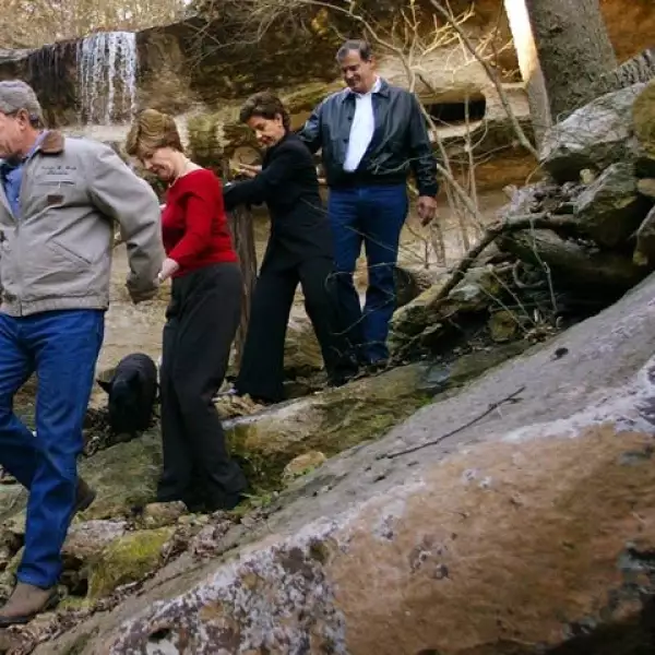 Aquí con el ex presidente de Estados Unidos George Bush y su esposa, Laura, pasando por una cascada en el rancho del primero.