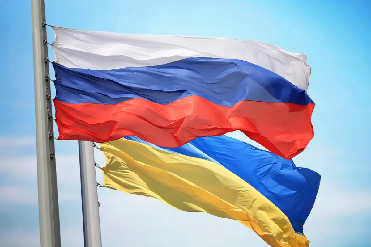 Banderas de Rusia y de Ucrania ondeando. 