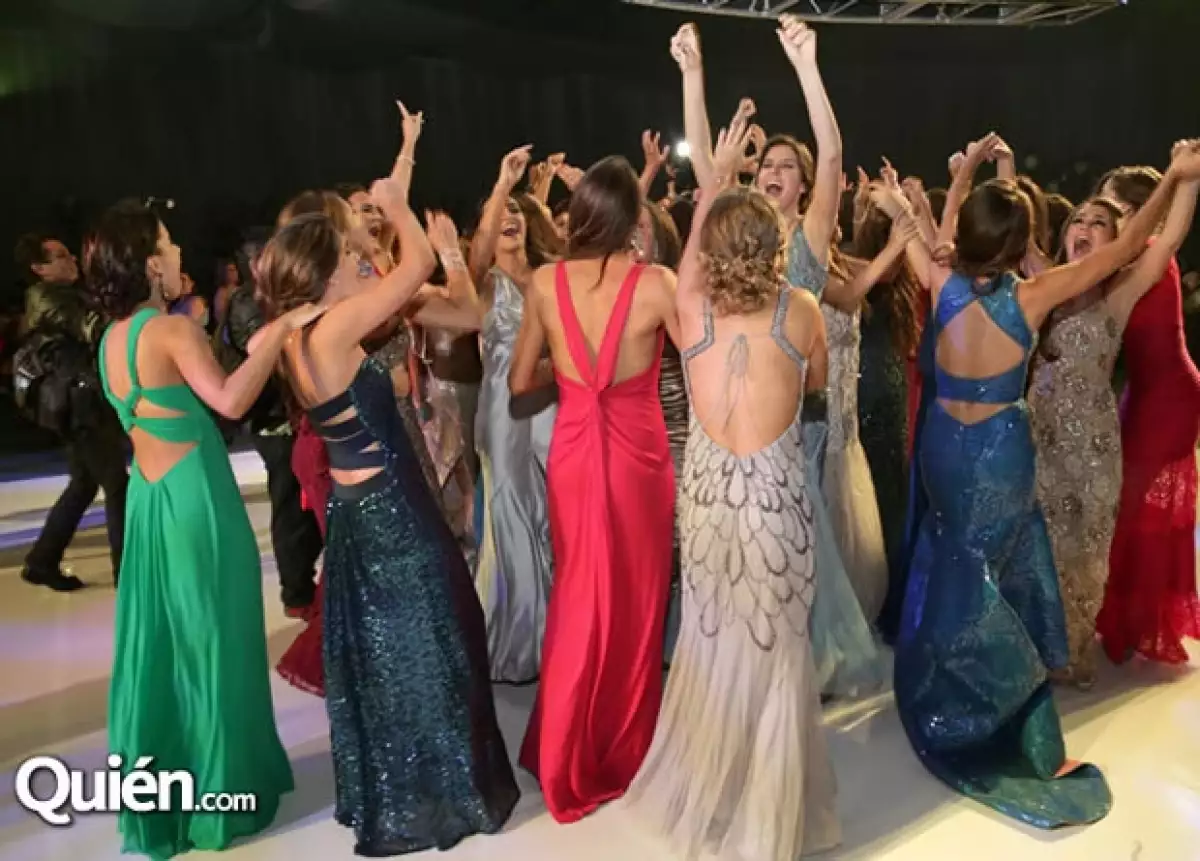 El momento en que las graduadas cantaron su canción de generación en medio de la pista.