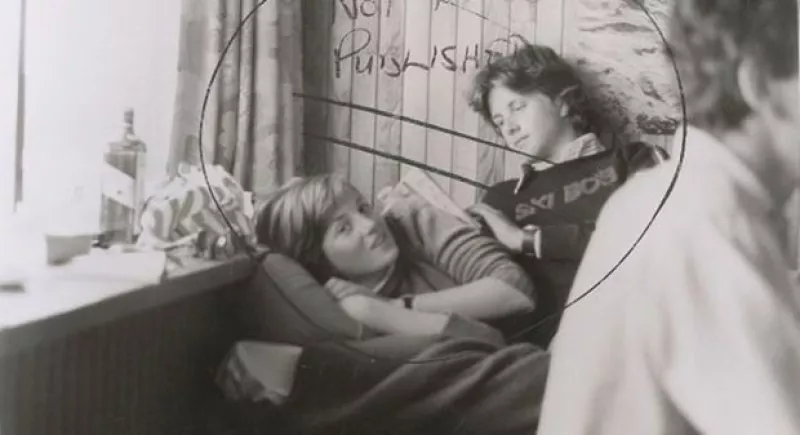 En la imagen, que habría sido tomada dos días después de comprometerse con Carlos, Diana aparece junto un desconocido joven.