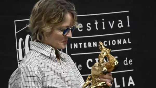 Jodie Foster con el premio a la Excelencia Artística del FICM.