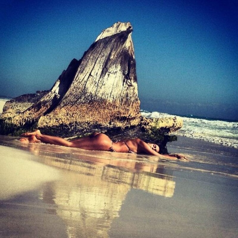 Poseedora de una silueta perfecta, la novia del astro del balompié Cristiano Ronaldo se ha dejado llevar por la belleza de la Riviera Maya y nos ha compartido a través de Instagram algunos de sus momentos de relajación en la playa.