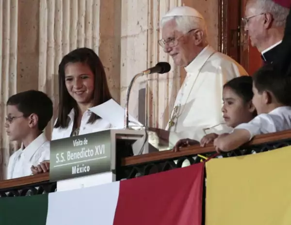 "Me tengo que ir", dijo el Papa, la respuesta fue un sonoro "quédate", que le arrancó una pequeña carcajada sincera.