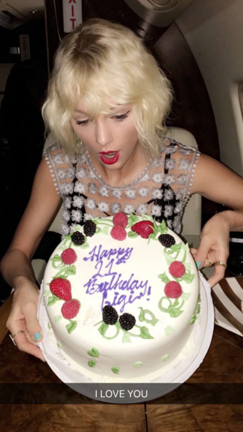 Este fue el pastel con el que la cantante festejó los 21 años de su amiga.