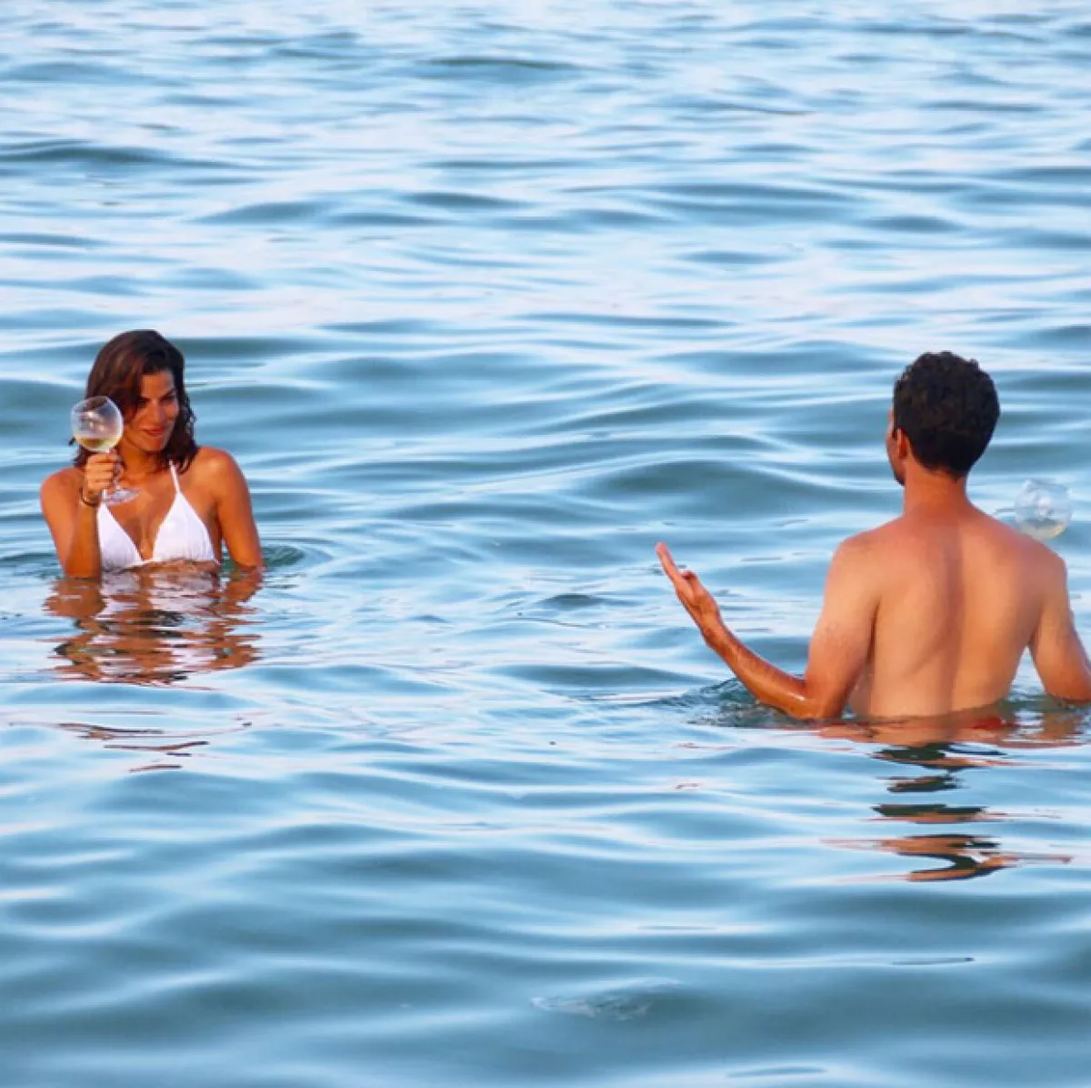 Bárbara y Alejandro se relajan en la playa de St. Tropez, donde siguen dando cuenta de su amor.