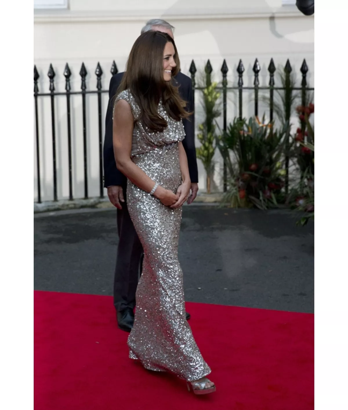 Para la gala Kate eligió un diseño largo en tonos plateados.