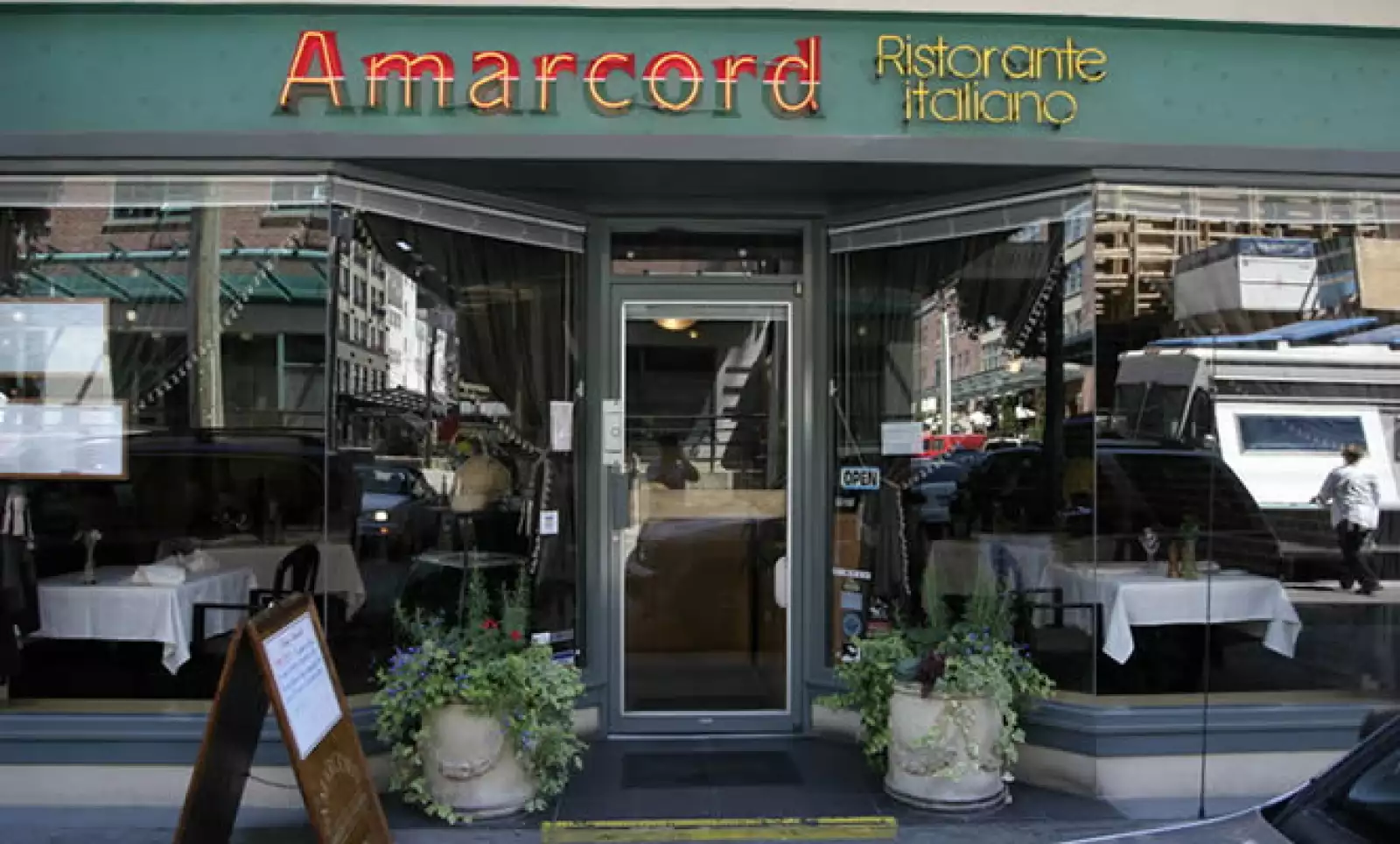 Si prefieres la comida italiana, visita el Amarcord Ristorante Italiano, en el número 96 de la calle Bronte. Con un ambiente familiar, el promedio de gasto por persona es de 25 dólares y sus postres son la especialidad de la casa.