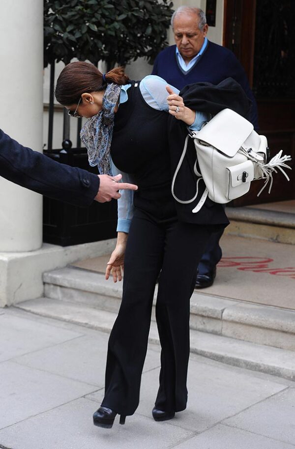 Salma se sobrepuso con estilo. Para la ocasión eligió un elegante conjunto de pantalón y chaleco en negro con una mascada y gafas oscuras como accesorios.