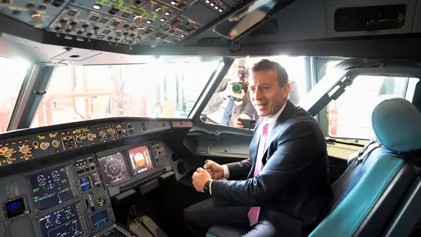 El CEO de Airbus, Guillaume Faury, se sienta en la cabina de un Airbus A321, durante una visita del presidente del Consejo Europeo, Antonio Costa (no en la foto) a una instalación de Airbus en Hamburgo, Alemania, el 14 de abril de 2025.