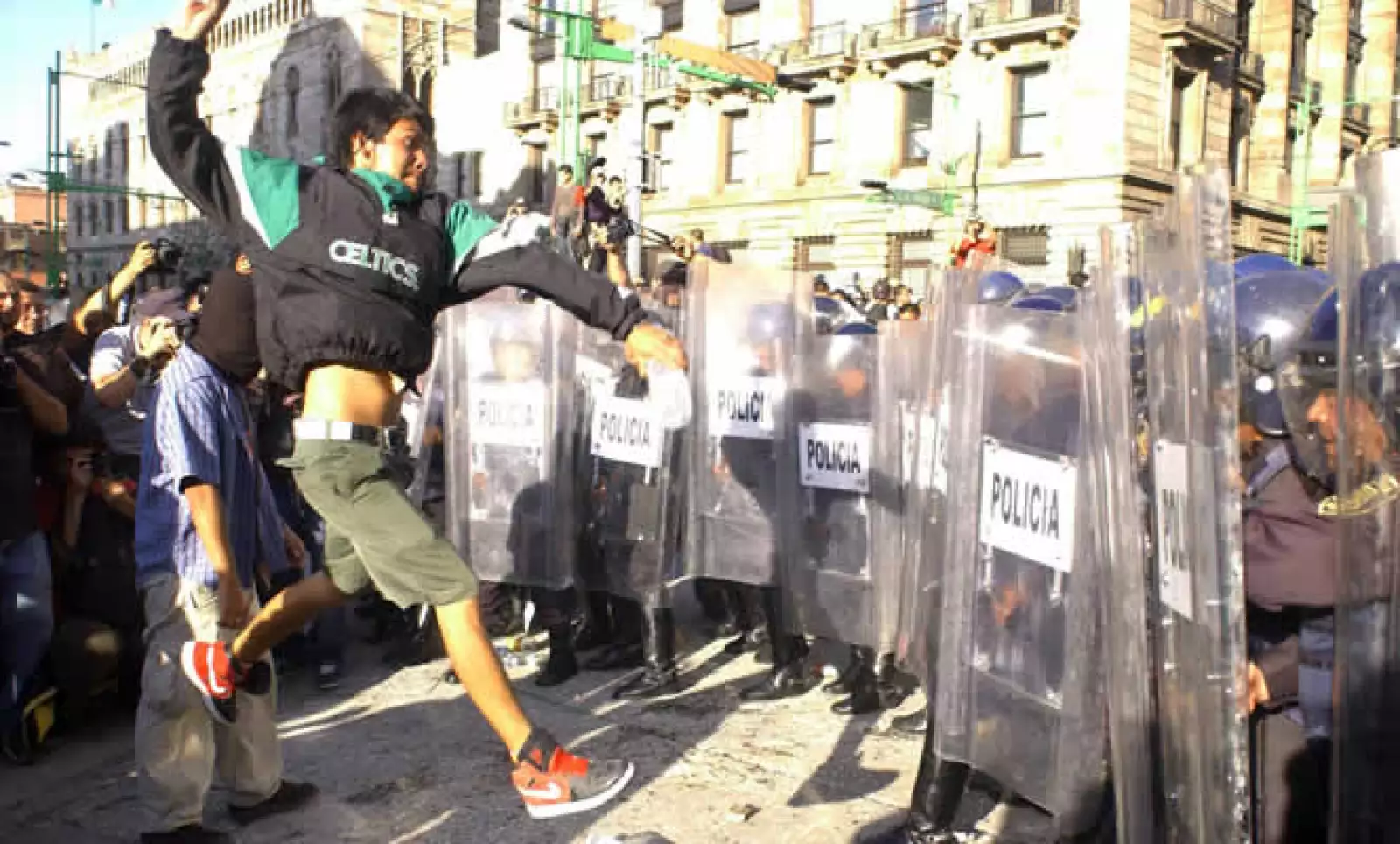 Jóvenes autodenominados ‘anarquistas’ se enfrentaron con los granaderos que impedían la entrada al Centro Histórico en el Eje Central Lázaro Cárdenas y en la explanada del Palacio de Bellas Artes durante la marcha conmemorativa de 1968.