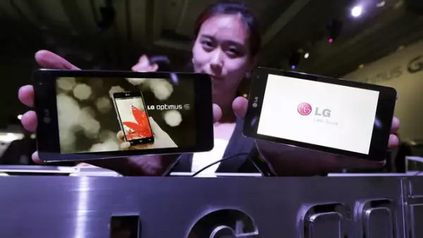 El teléfono puede atenuar el video en una capa translúcida, lo que permite a los usuarios enviar mensajes de texto o escribir correos electrónicos mientras ven el programa en un segundo plano.