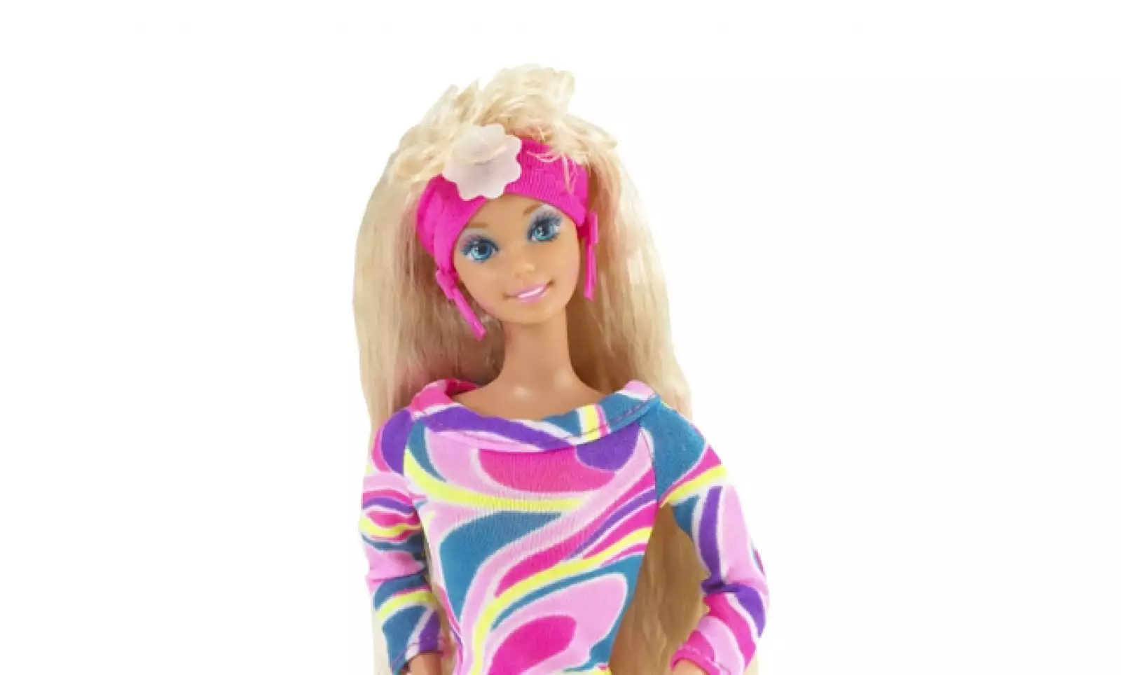 'Barbie' estrenó la década de 1990 con colores vivos y un 'look' bastante casual, además reflejó el nuevo estilo de la mujer de esa época.