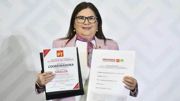La legisladora con licencia Imelda Castro posa con su constancia de coordinadora estatal de Morena.