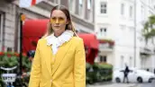 Modelo con blazer amarillo.