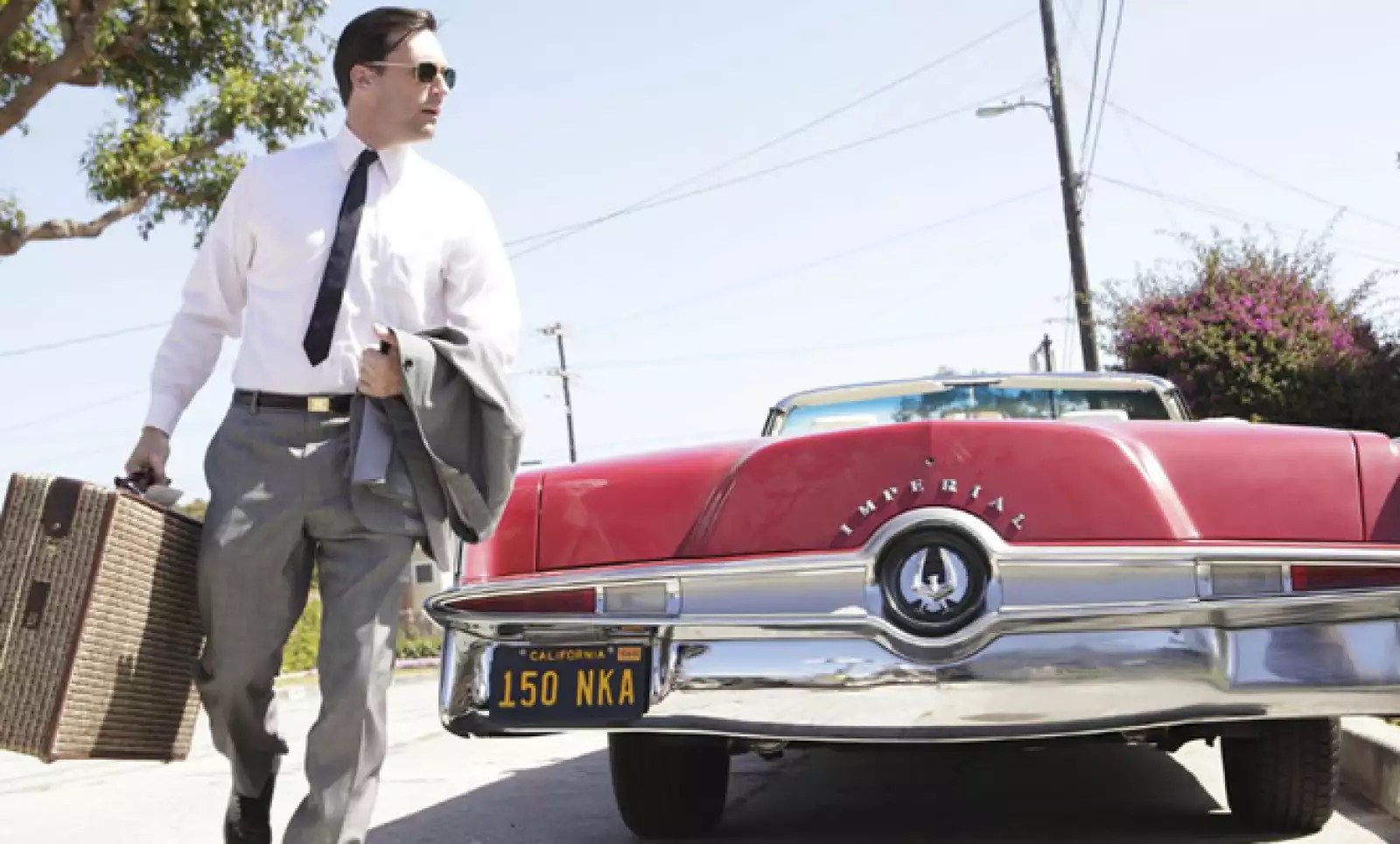 Los autos y la moda de los años sesenta se ven reflejados en la producción a cargo de Janie Bryant.