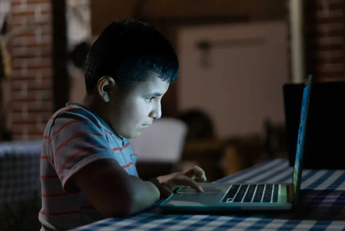 Día Internacional por una Internet Segura: cómo proteger a las infancias 