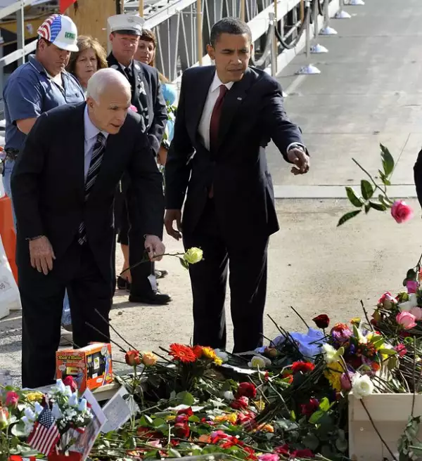 El presidente de EUA depositó flores en una ofrenda que se colocó en honor de las víctimas.