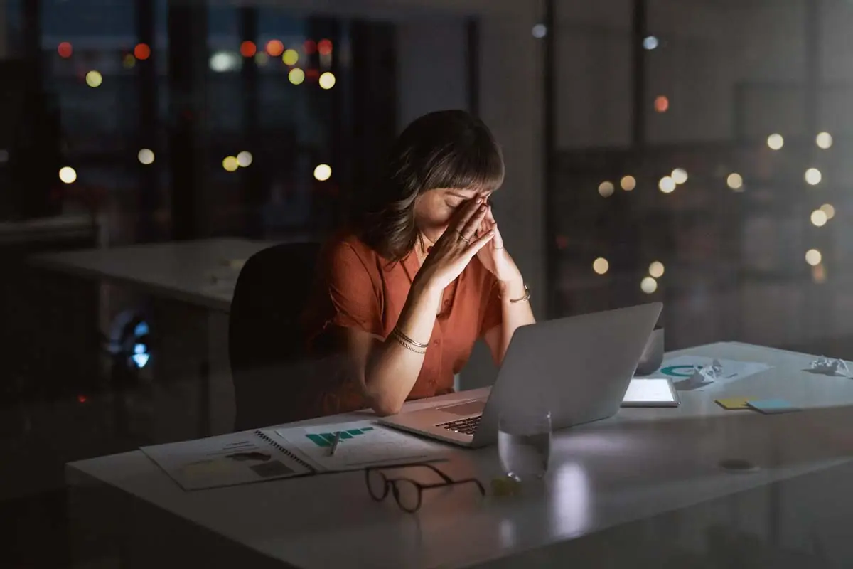 El síndrome del burnout se refiere al estrés laboral, conoce qué es y sus síntomas. (Mujer frente a su computadora estresada). 