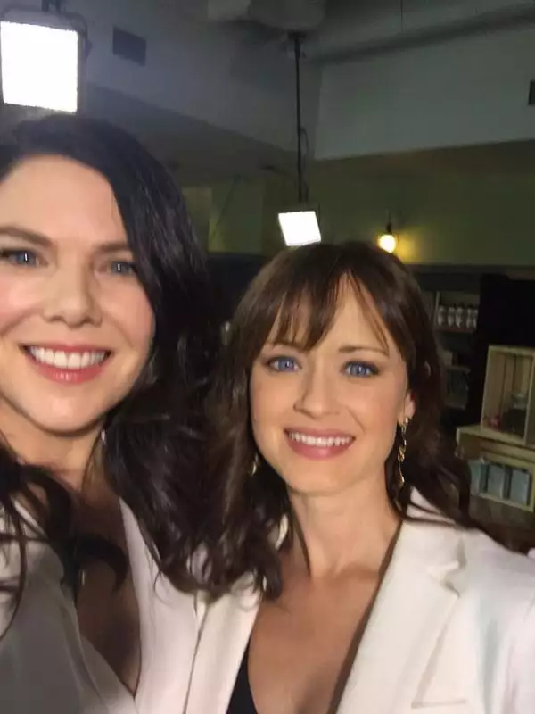 La actriz Lauren Graham publicó esta foto junto a Alexis Bledel, quien personificó a su hija en la serie.