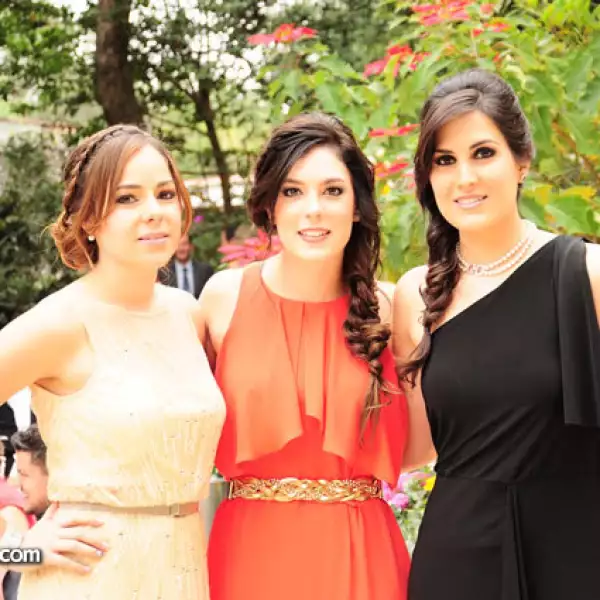Alina Orozco con Cristina y Paola Casas