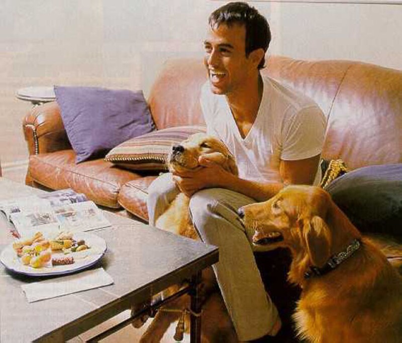 Le gusta pasar su tiempo en su casa y con sus perros.