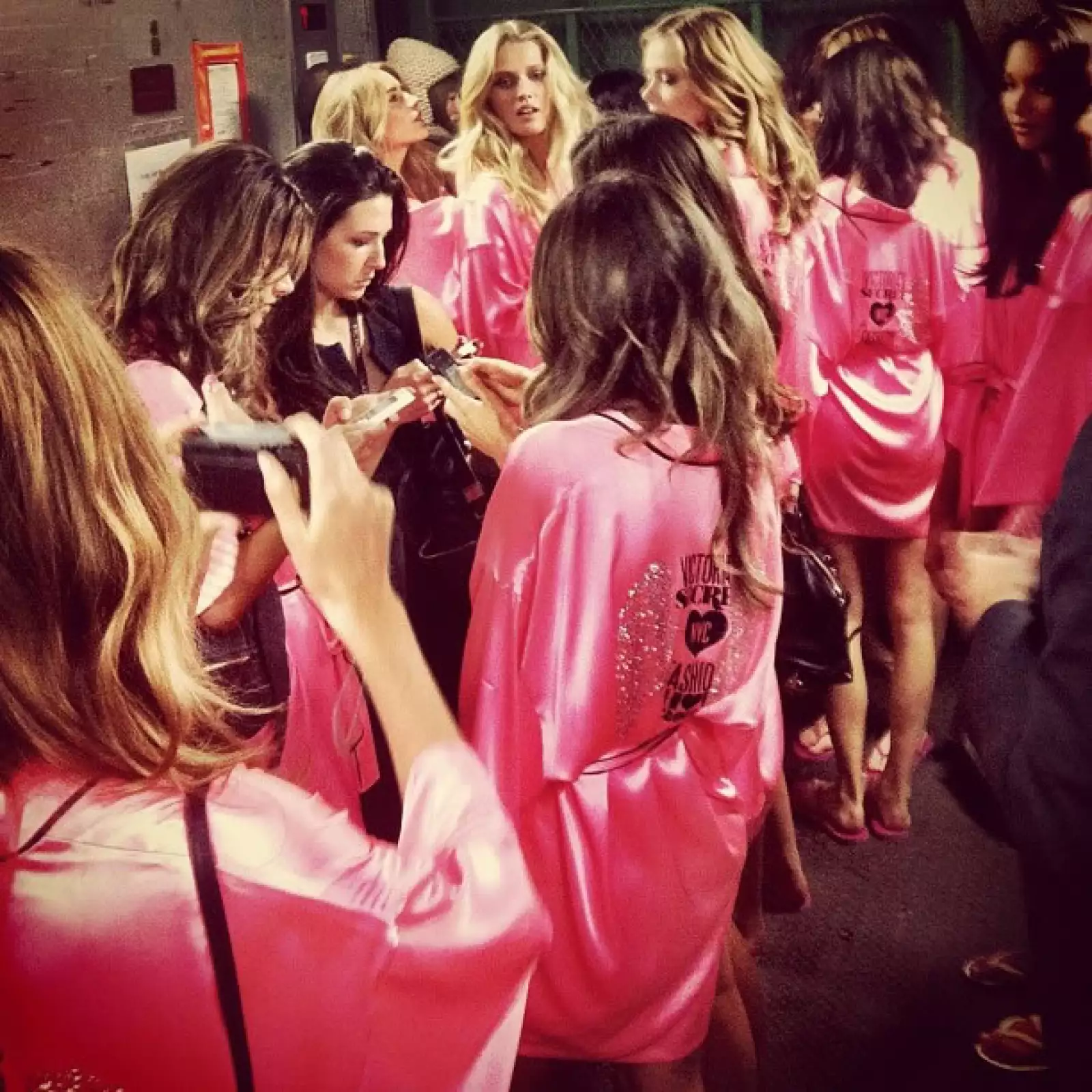 `Buena suerte a las nuevas del #VSFashionShow @HilaryHRhoda @1JessicaHart @caradelevingne @MissJourdanDunn´.