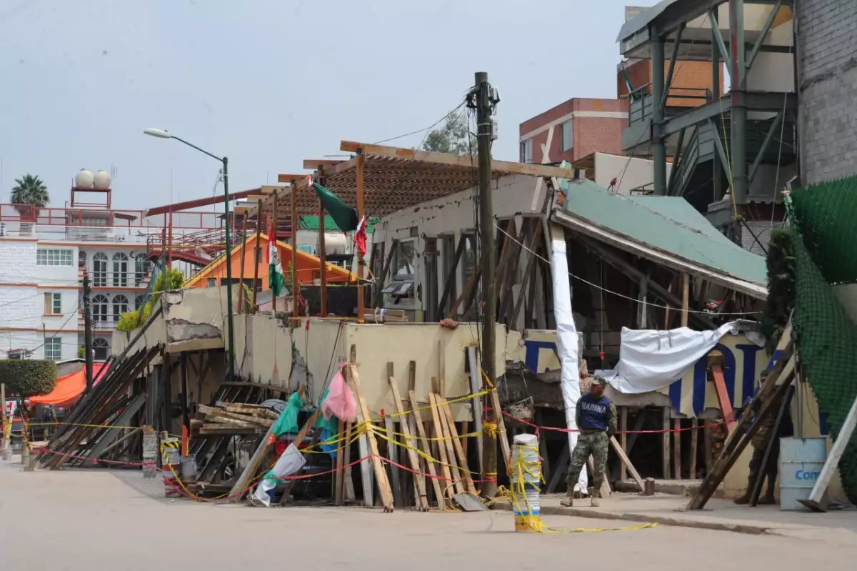 CIUDAD DE MÉXICO, 26SEPTIEMBRE2017.- Peritos de la Procuraduría General de Justicia de la Ciudad de México investigan las ruinas del Colegio Enrique Rébsamen, para saber si hubo negligencia en su construcción, se habla, de que sobre la parte colapsada en la unidad escolar la directora del plantel habría construido un departamento de lujo con jacuzzi incluido. El Instituto de Verificación Administrativa (Invea) señalo que había multado a los dueños del colegio ya que no contaban con el uso de escuela adecuado para su operación.
FOTO: ARMANDO MONROY /CUARTOSCURO.COM