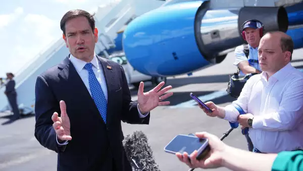 El Secretario de Estado de los Estados Unidos, Marco Rubio, habla con la prensa antes de abordar su avión en la Base de Reserva Aérea de Homestead el 21 de mayo de 2026 en Homestead, Florida. Rubio viaja a una reunión de ministros de Relaciones Exteriores de la OTAN en Suecia.