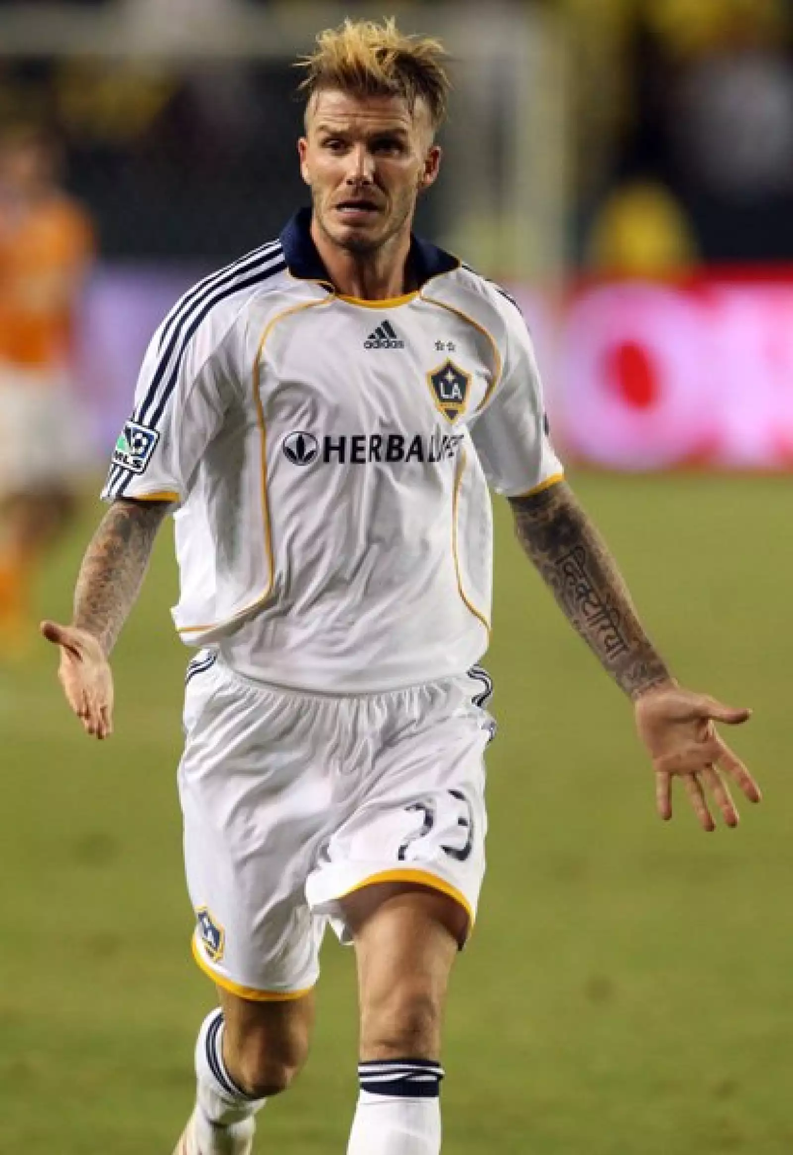 Fuera de la cancha, se dice que David Beckham padece un desorden obsesivo compulsivo porque en casa siempre va vestido de blanco, tiene toda su ropa ordenada por colores y se compra calzoncillos nuevos cada 15 días.