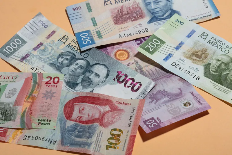 Billetes mexicanos de distintas denominaciones.