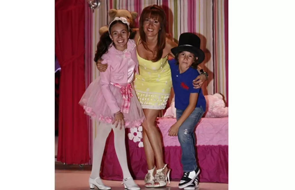 La editora de moda quiere que sus hijos la vean como una amiga, los tres pasan horas divertidísimas cantando, actuando y disfrutando aventuras extremas.