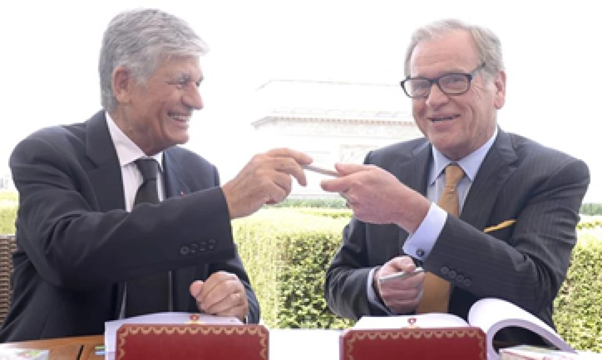 El CEO de Publicis, Maurice Lévy, (i) y el de Omnicom, John Wren (d) en el acto oficial de la fusión. (Foto: EFE)