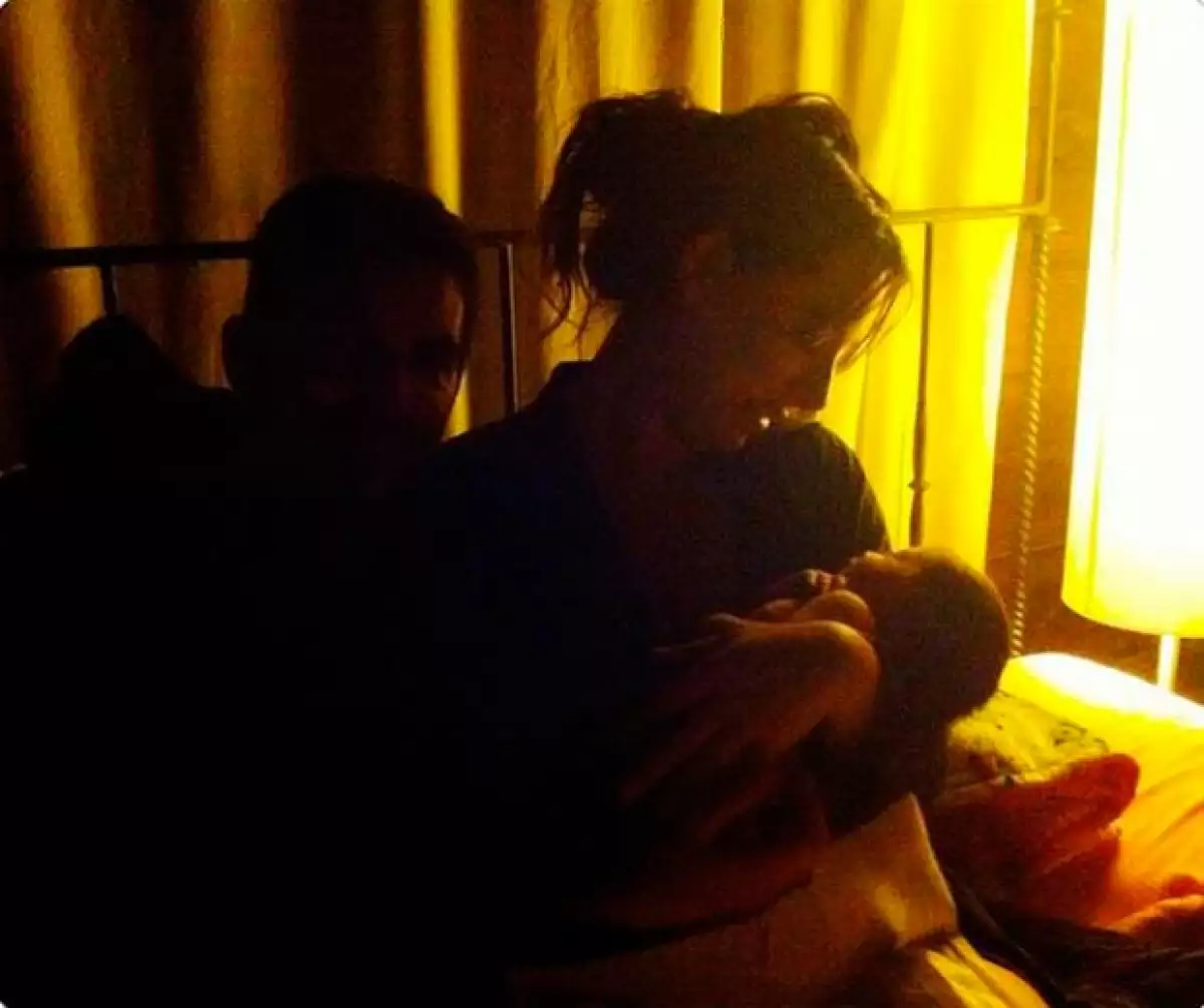 Elah llegó al mundo los últimos minutos de este domingo luego de un parto natural que duró dos horas. La feliz mamá compartió la primera imagen de su bebé.