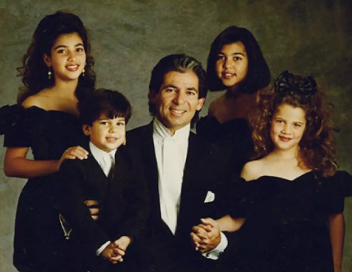 Kim publicó en su cuenta de Twitter este retrato de familia en el que aparece en compañía de sus hermanos y su papá, el abogado Robert George Kardashian.