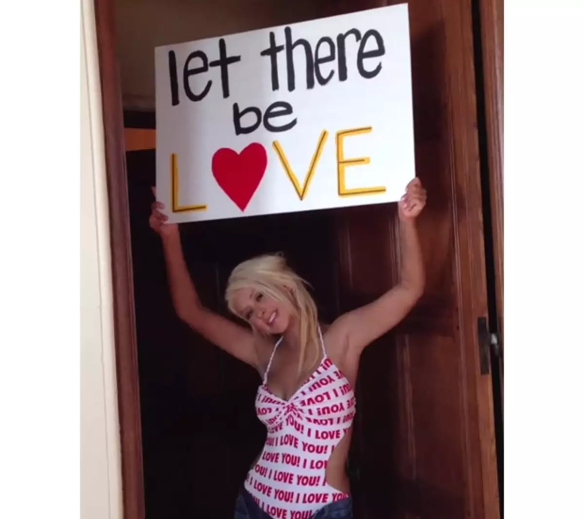 Además de lucir considerablemente más sexy y delgada, la cantante dedicó el video de su nuevo sencillo para oponerse al racismo y al sexismo, por medio de muestras de amor.