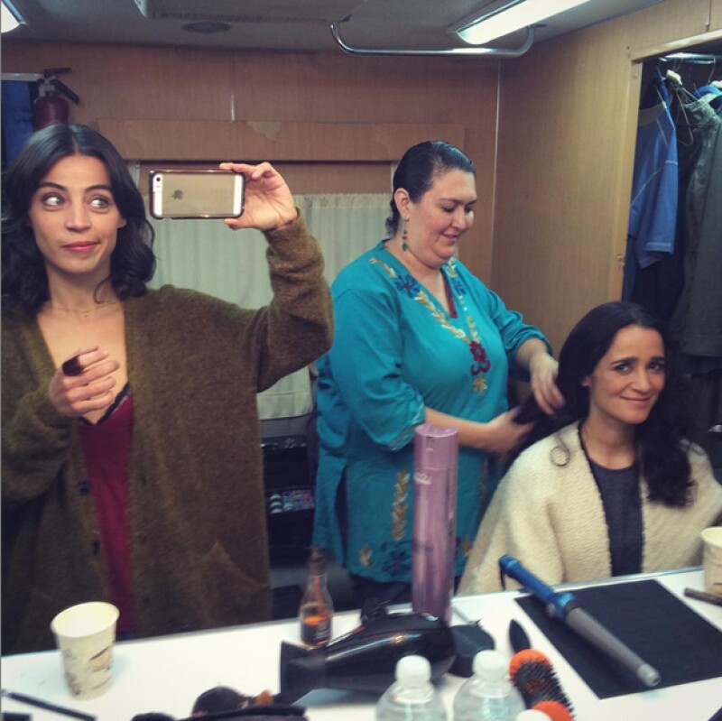 Ilse Salas y Julieta Venegas en pleno proceso de maquillaje y peinado.