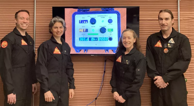 Científicos terminan encierro de más de un año en "un Marte" simulado por NASA