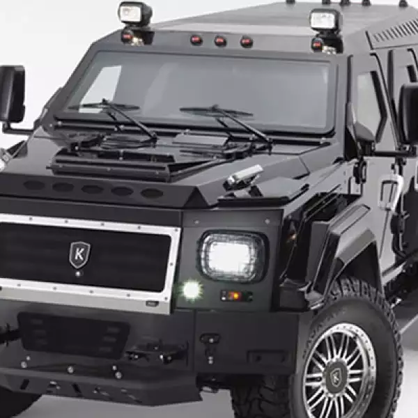 Esta ostentosa SUV tiene 6 metros de largo por dos y medio de alto. Tiene un blindaje de nivel 4 y un motor Ford de 6.8L V10 con 400 caballos de fuerza. Se presentó en 2010 con un precio de 300,000 dólares y sólo se producirían 100 unidades.