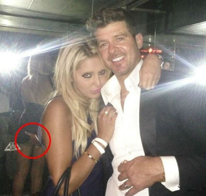 Shame on you, Robin Thicke. Una foto donde el cantante le toca el trasero a una fan es una razón más para que Paula Patton haya dejado a su ahora ex esposo.
