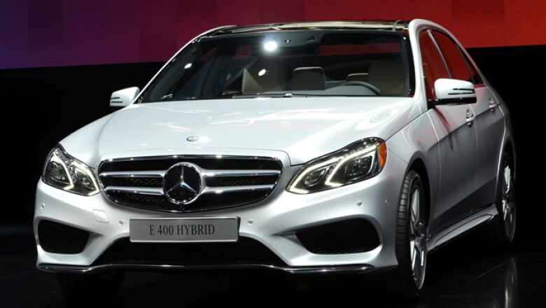 En más vehículos de lujo, el Mercedes Benz Clase E 400 híbrido modelo 2014 es una de las grandes atracciones.