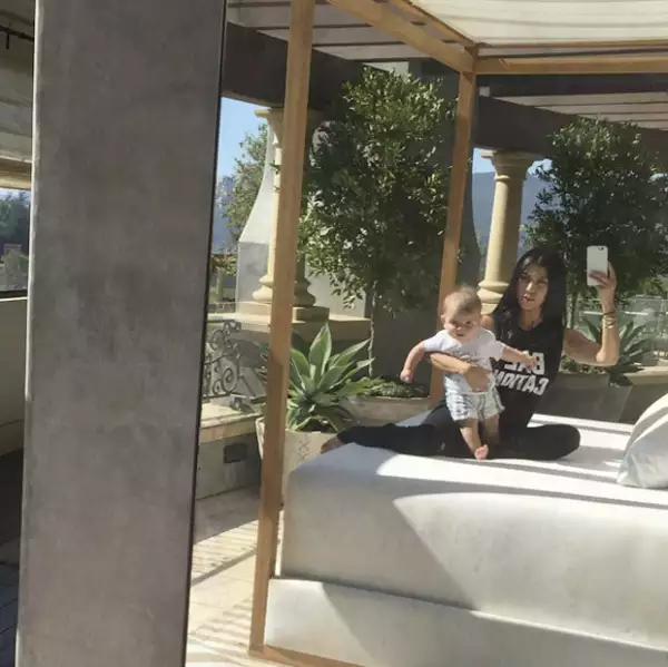 Kourtney posó con su bebé en dos fotos: una donde lo mostraba serio y otra sonriente.