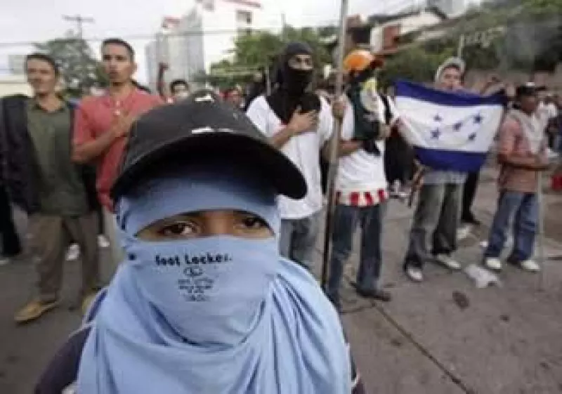 Manifestantes hondureños piden la restitución de Manuel Zelaya en el poder. (Foto: Reuters)