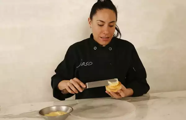 Untó crema pastelera a la tarta como base.