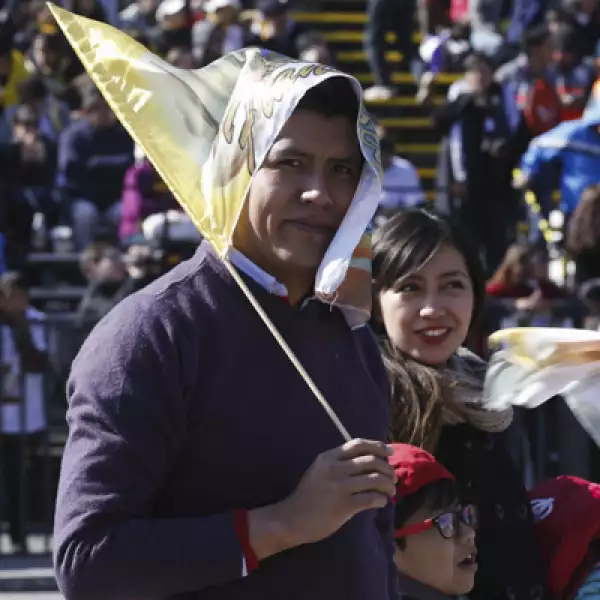 Padres, madres e hijos aguardaban en el Zócalo para mirar pasar al papa Francisco.