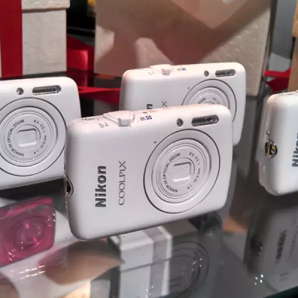 Esta pequeña cámara tiene un tamaño menor a 7 centímetros de largo, un avance en el diseño de la compañía japonesa.