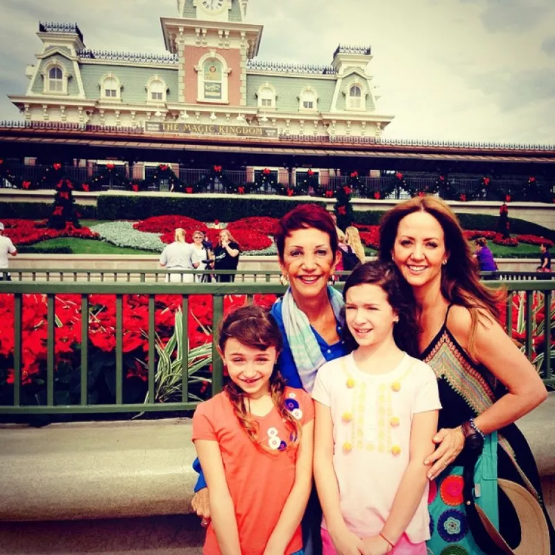 La conductora se fue de vacaciones a Orlando con sus hijas de 7 y 9 años, quienes parecen llevarse de maravilla y de quienes mostró sentirse súper orgullosa.