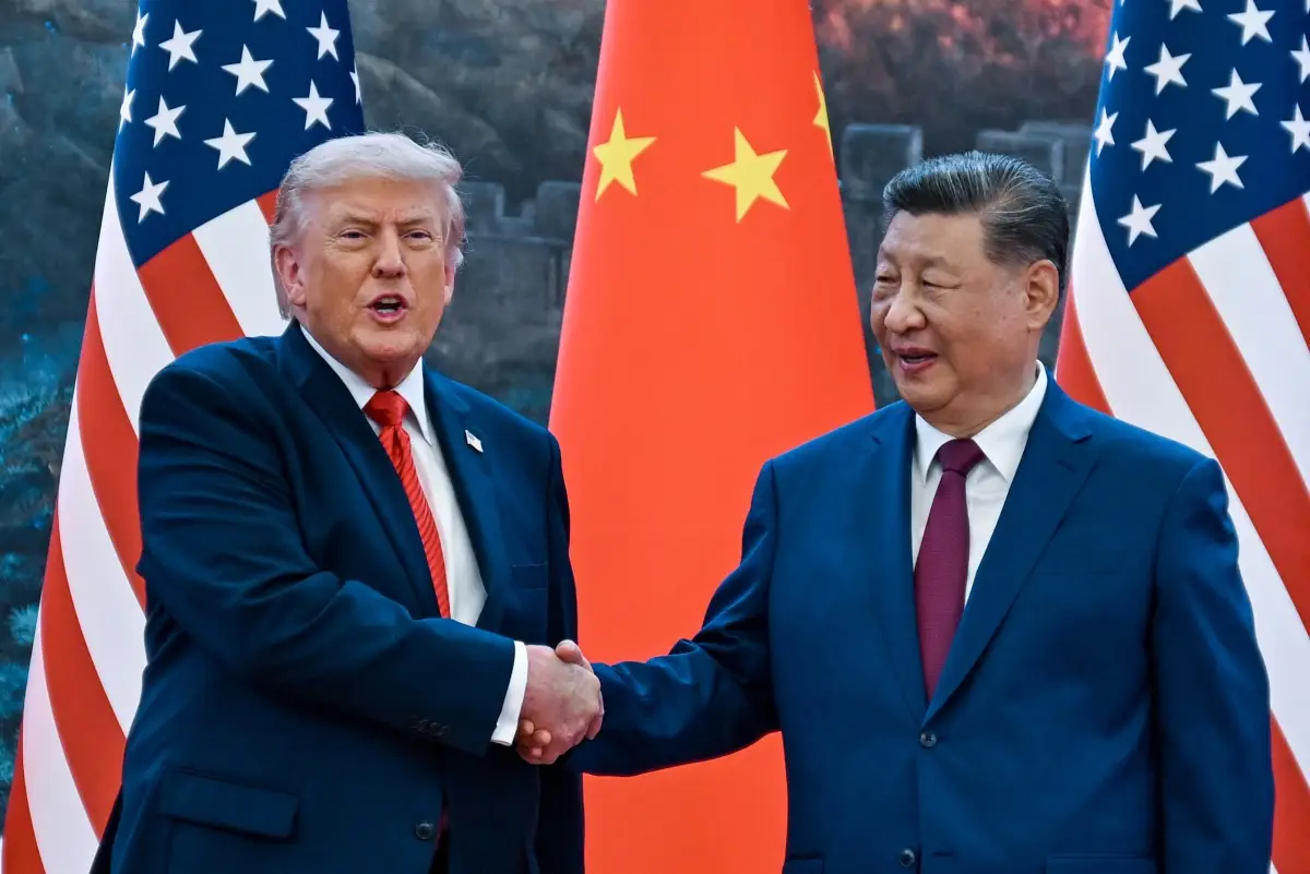 El presidente de los Estados Unidos, Donald Trump (R), estrecha la mano del presidente de China, Xi Jinping, en el Gran Salón del Pueblo en Beijing el 14 de mayo de 2026.