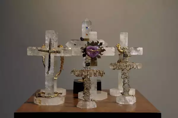 Crucifijos de cristal de roca.