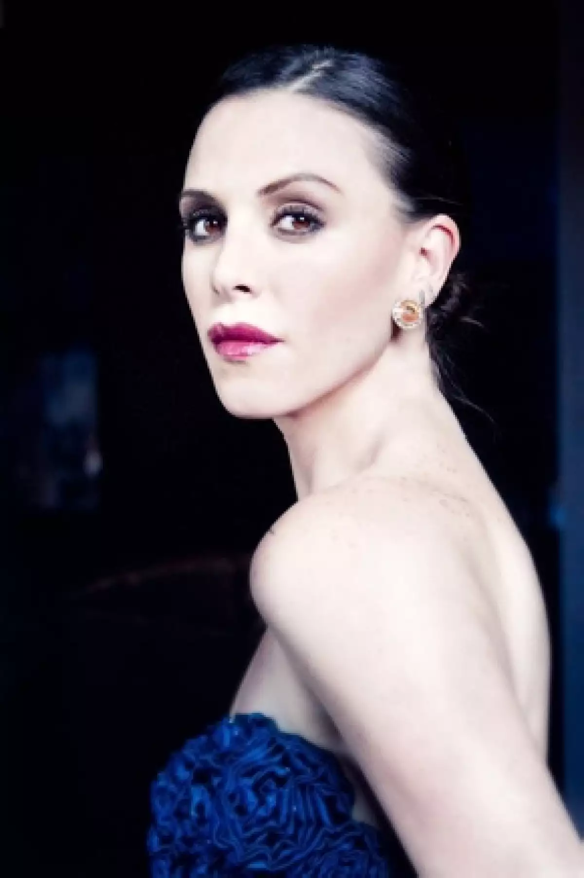 La joven actriz dejó atrás el personaje de transexual que hizo en "Las Aparicio" para convertirse en una maestra en esta serie juvenil.