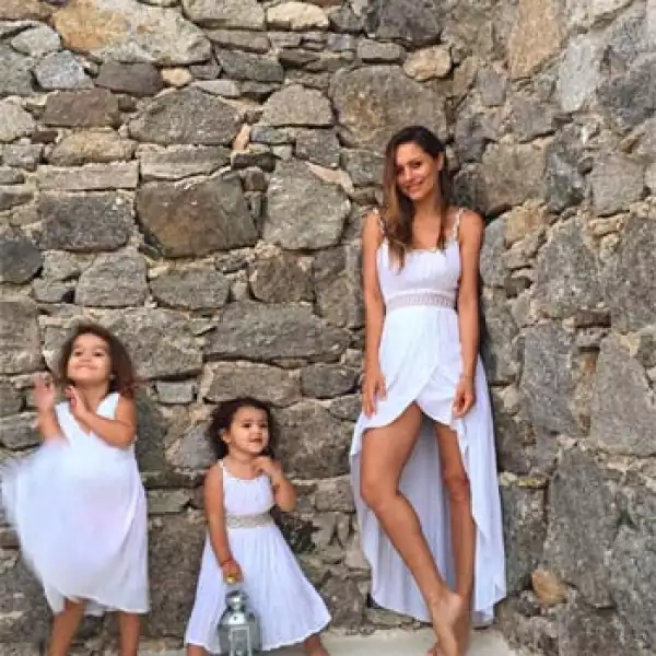Lola Ponce y sus hijas en Mykonos.